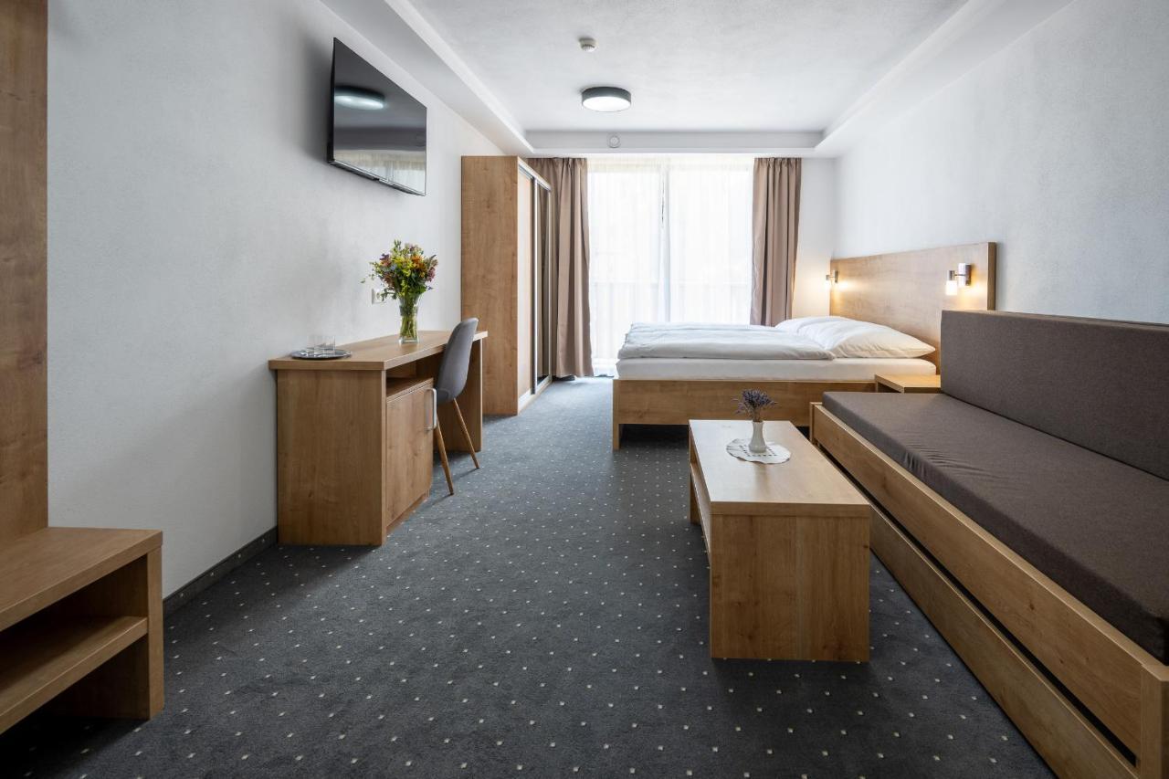 Hotel Berg Liptov à Liptovský Mikuláš Extérieur photo