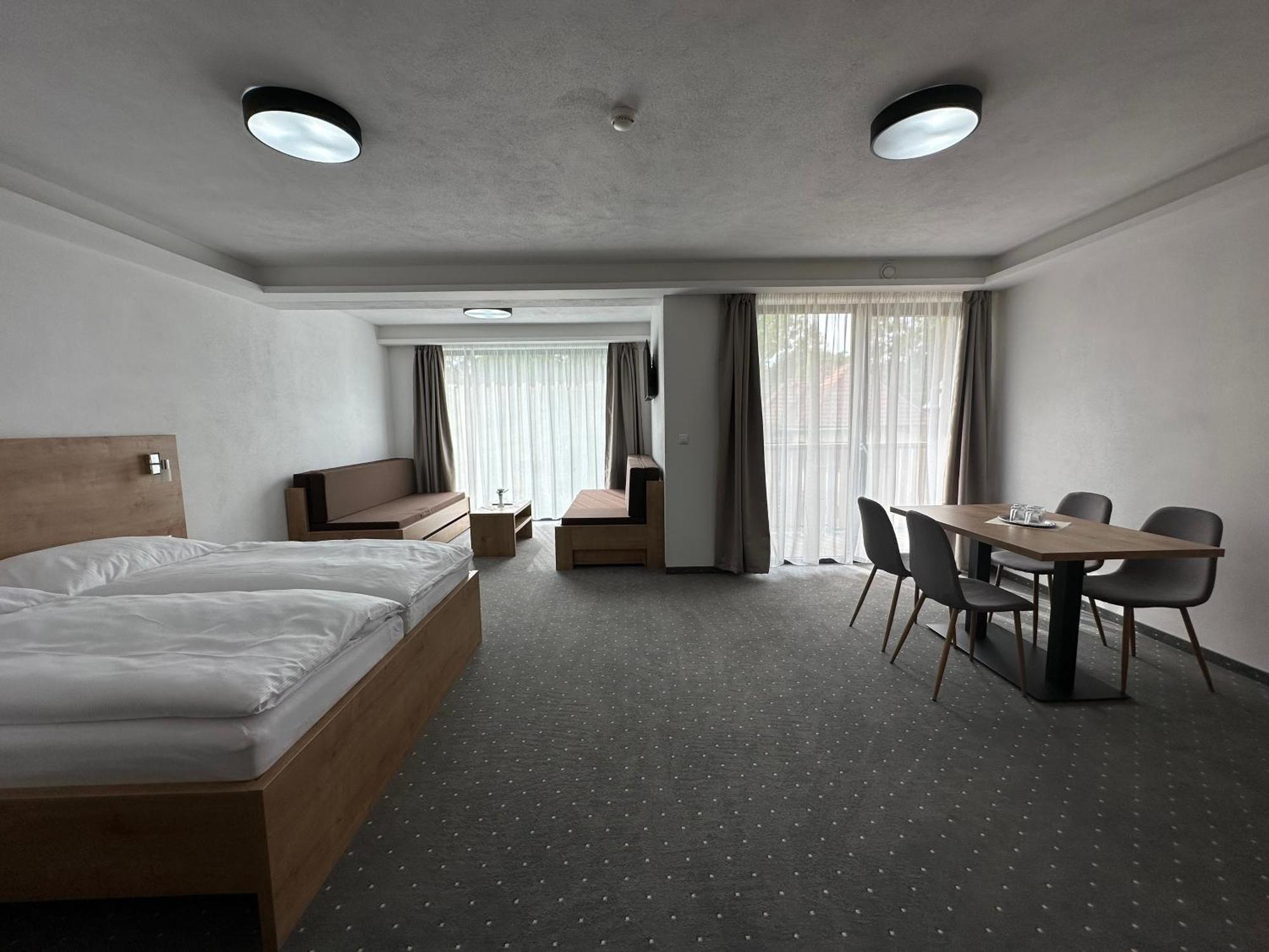 Hotel Berg Liptov à Liptovský Mikuláš Extérieur photo