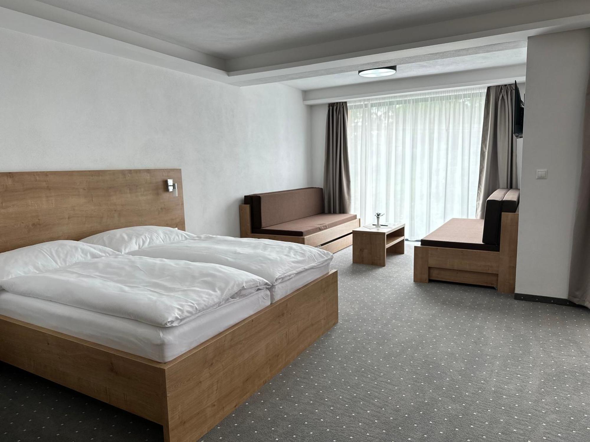 Hotel Berg Liptov à Liptovský Mikuláš Extérieur photo